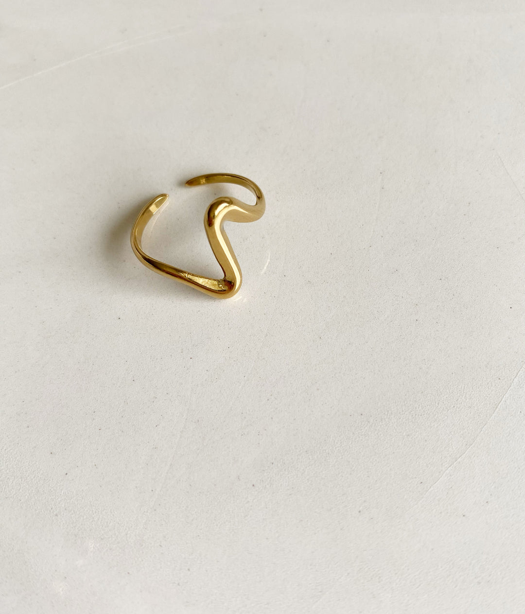 Anillo en zigzag